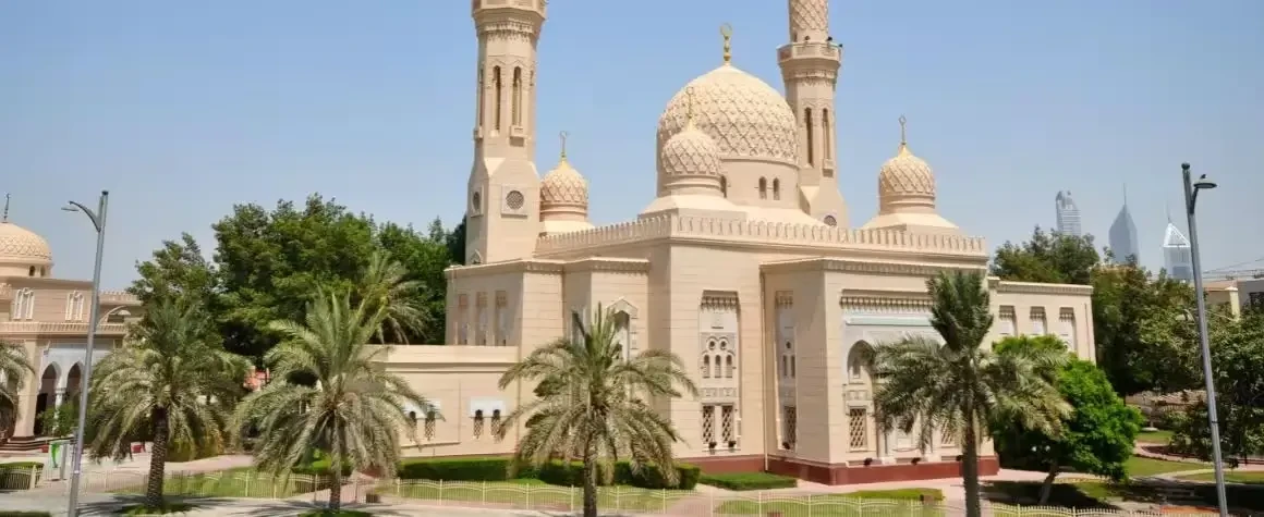 Front view of Jumeirah Mosque, a famous stop on Dubai city tours