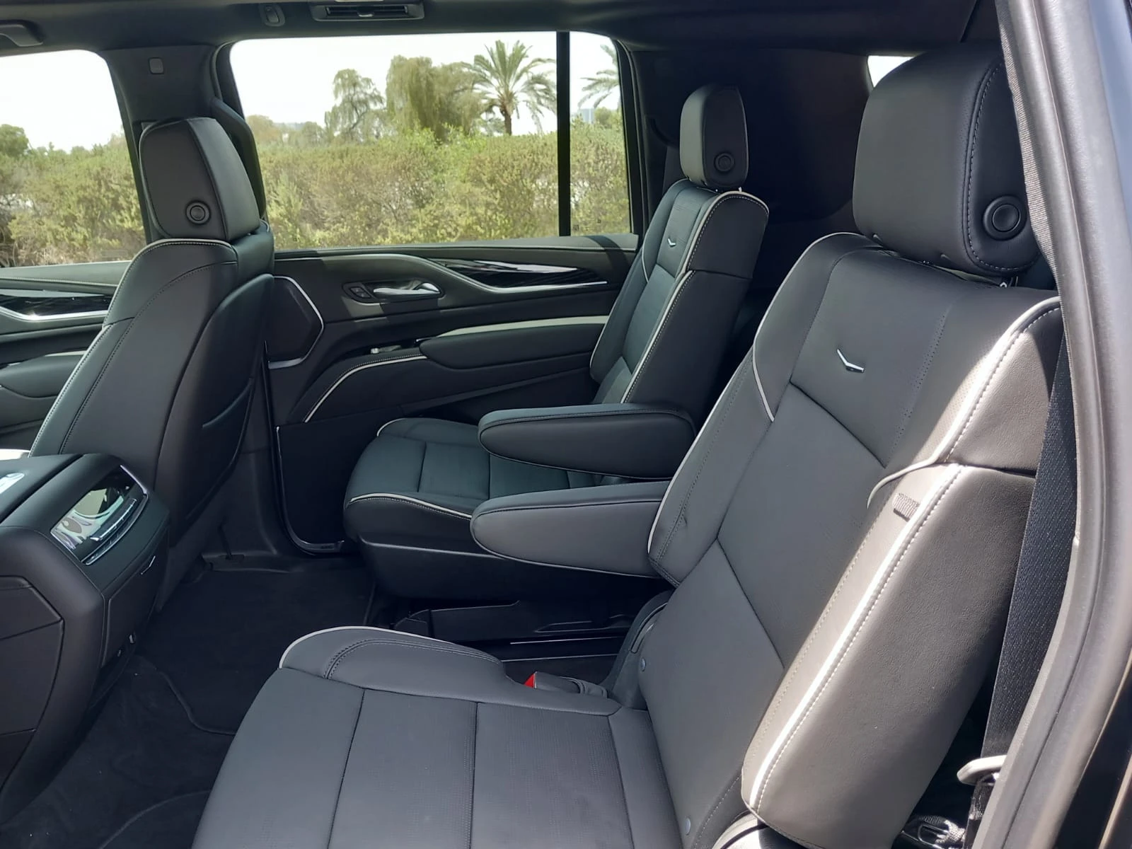 cadillac-escalade-7-seater-vip-cabin-seating-dubai