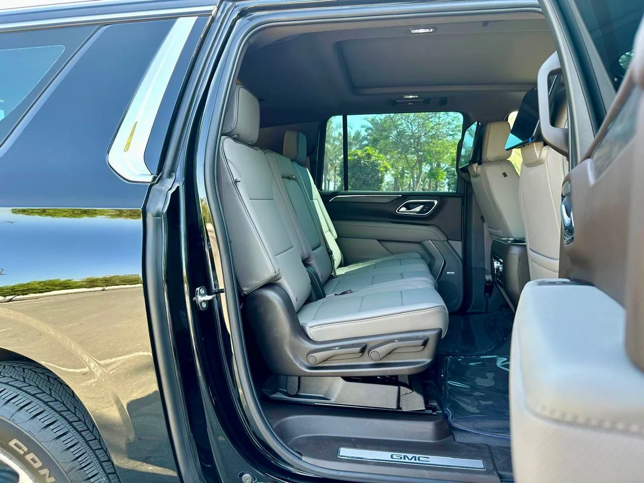 GMC-Yukon-07-seater-side-seats