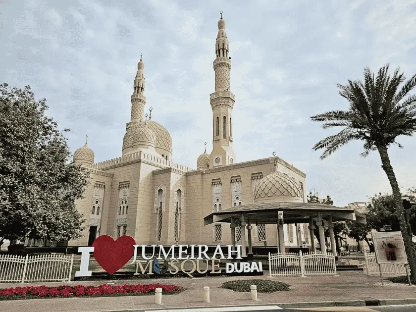 Front view of Jumeirah Mosque, a famous stop on Dubai city tours