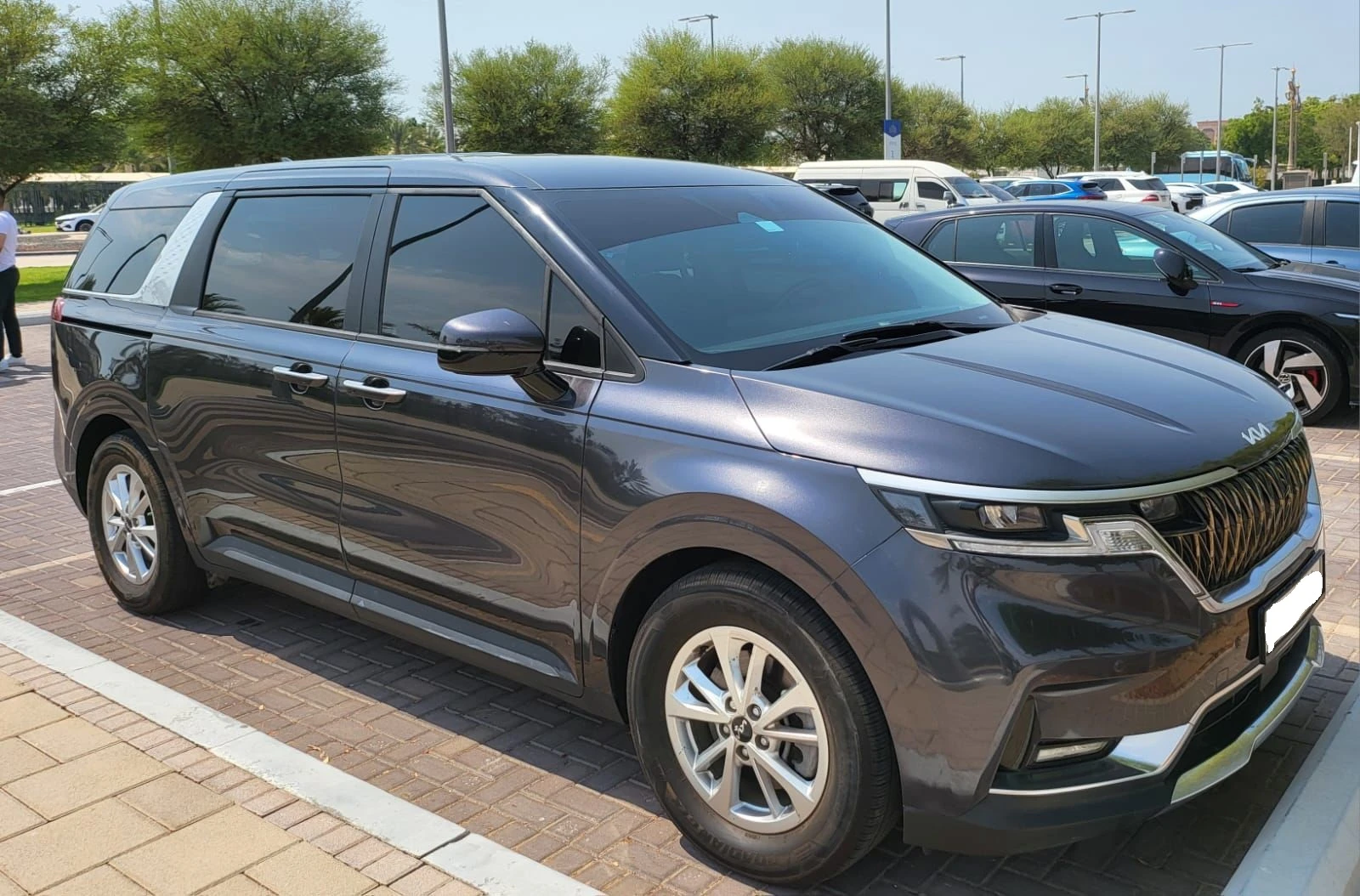 Kia-carnival-7-Seater-Car-right-front