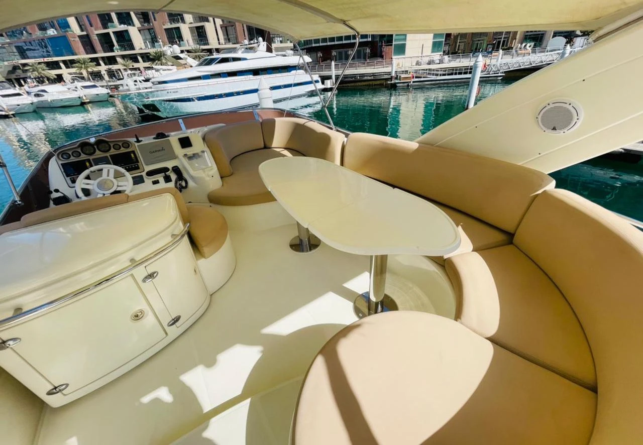 yacht-flybridge-deck-seating