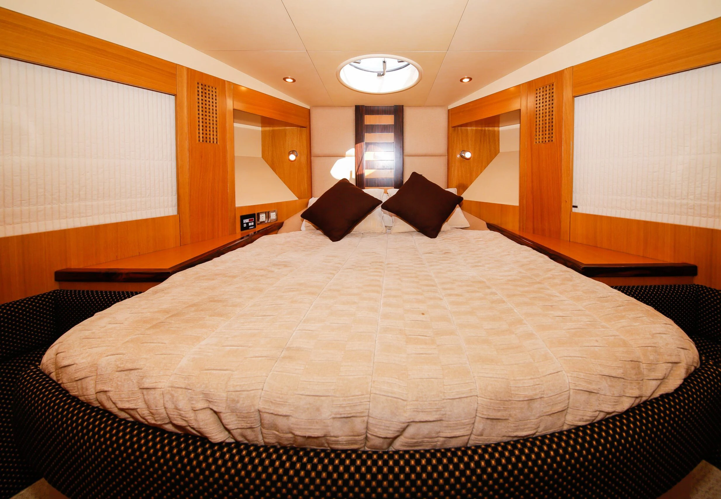 yacht-rental-master-bedroom-cabin